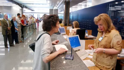 vrsta v banki NLB -Nova Ljubljanska banka - poslovanje s komitenti - komitent - bančno okence - plačilne transakcije 