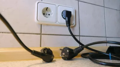 Düsseldorf 22.10.2025 Steckdose Schuko Schukostecker Öko-Strom Elektrizität Wohngebiet Hochspannung E-Smog Elektrosmog Stromkosten Stromrechnung Stromvergütung Netztransparenz Stromtarife Strom Ökostrom Blitzschutz Blitz Stromausfall Unwetter Rechnung Spannungsabfall Mietnebenkosten Nebenkosten Miete Mietshaus Mietkosten Wohnung Stromschlag Kurzschluss Stromstoss Spannung Spannungsschwankung Haushalt Haushaltsgeräte Haushaltsstrom Heizstrom Stromverbrauch Stromversorgung Haushaltssteckdose Volt Ampere 240V Überspannung Überspannungsschutz Spannungsschutz EEG-Umlage Strompreis Netzteil Unterputz Verputzen Renovierung Wohnungsrenovierung Elektroleitungen Inflation Bürgergeld Küchengeräte Stromkabel Dunkelflaute Düsseldorf Nordrh,Image: 1047335515, License: Rights-managed, Restrictions: imago is entitled to issue a simple usage license at the time of provision. Personality and trademark rights as well as copyright laws regarding art-works shown must be observed. Commercial use at your own risk., Model Release: no