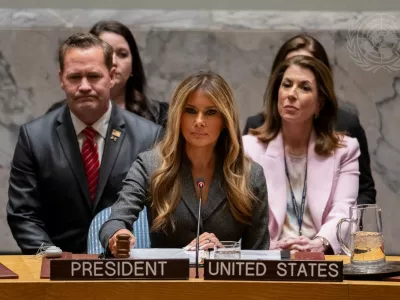 ZDA, New York.Prva dama ZDA Melania Trump je na zasedanju Varnostnega sveta ZN o otrocih, tehnologiji in izobrazevanju v konfliktih, ki poteka v ozadju amerisko-izraelskih napadov na Iran, pozvala drzave naj omogocijo izobrazevanje otrok in oblikujejo prihodnjo generacijo voditeljev, ki bodo sprejeli mir preko izobrazevanja.
