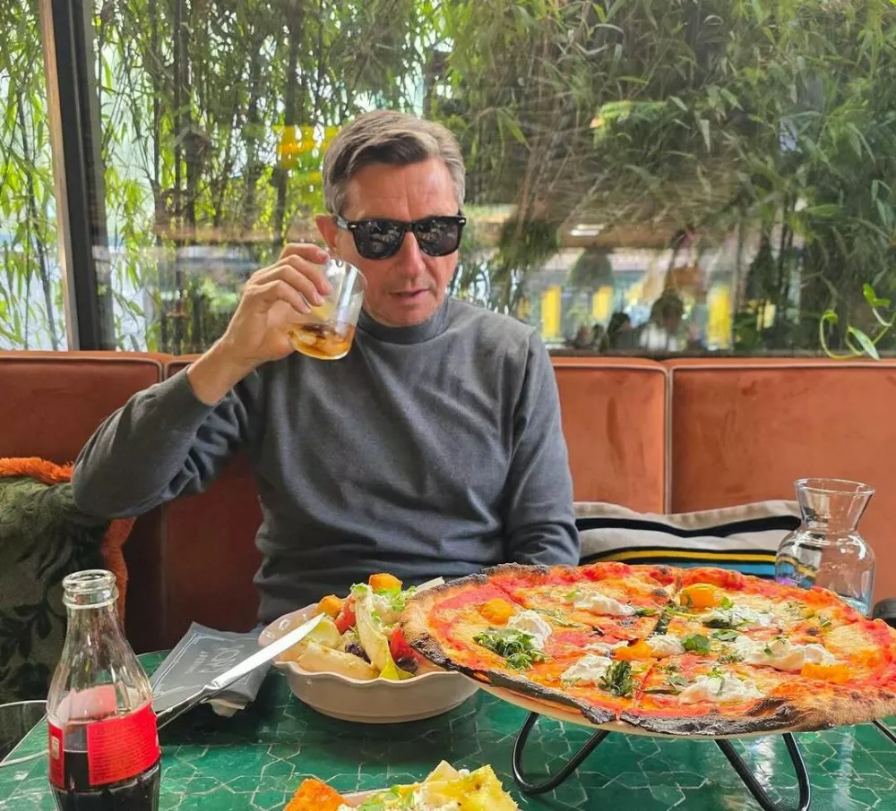 Od daleč bi lahko pomislili, da je Borut Pahor slučajno objavil sliko, na kateri malica pico. A verjetno je v njegovi vplivni&scaron;ko sponzorski maniri to enostavno reklama za picerijo v v ljubljanskem Knafljem prehodu.  