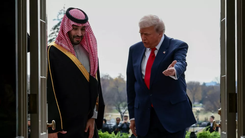 U.S. President Donald Trump and Saudi Crown Prince and Prime Minister Mohammed bin Salman, enter the White House in Washington, D.C., U.S., November 18, 2025. REUTERS/Evelyn Hockstein / Foto: Evelyn Hockstein