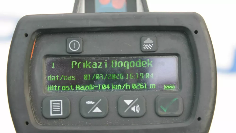 Motorist je v naselju v Kočevju vozil s hitrostjo 104 kilometre na uro. 