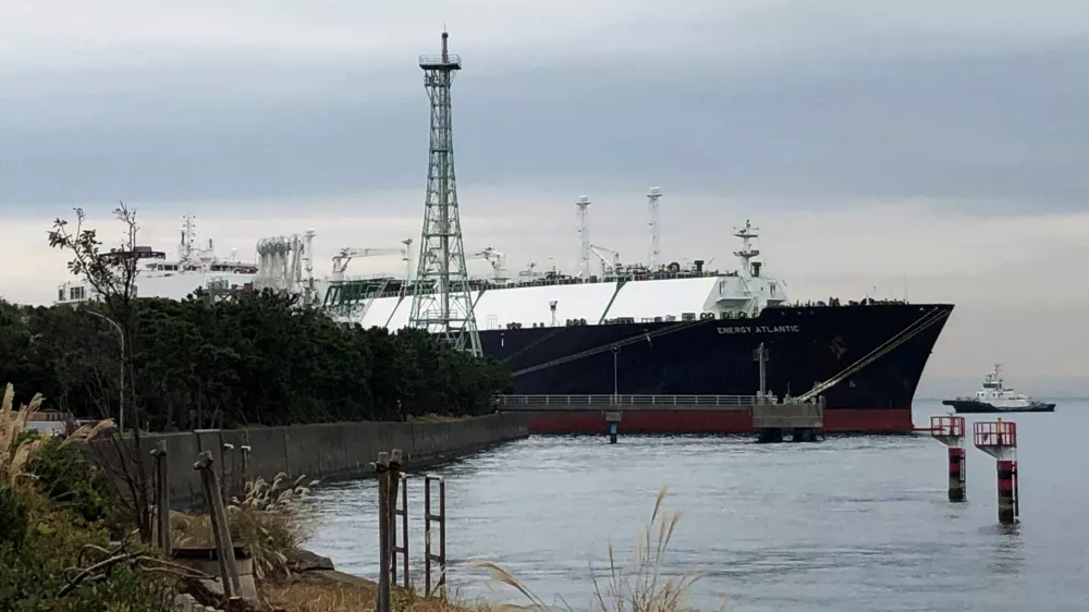 FILE PHOTO: An LNG tanker is seen at the Negishi LNG Terminal, which is jointly operated by Tokyo Gas and JERA, in Yokohama, Japan October 17, 2019. Picture taken October 17, 2019. REUTERS/Yuka Obayashi/File Photo