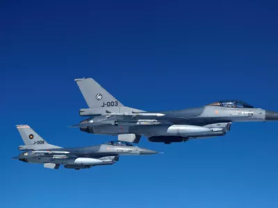 FILE PHOTO: Netherlands' Air Force F-16 fighter jets fly alongside an aircraft simulating aerial interceptions during a media day illustrating how NATO Air Policing safeguards the Allies' airspace in the northern and northeastern region of the Alliance, July 4, 2023. REUTERS/Piroschka van de Wouw/File Photo