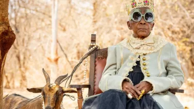 Kraljevsko poziranje v družbi domače koze.