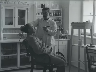 Oficir pri zobozdravniku med prvo svetovno vojno. Naglič je, čeprav je bil zaprt na Ljubljanskem gradu v karantenski postaji, začuda lahko prosto fotografiral in tako ohranil edinstvene prizore voja&scaron;kega vsakdana. / Foto: Peter Naglič