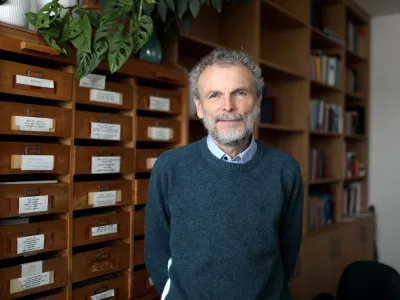 - 06.11.2023 &ndash; prof.dr. Dragan Petrovec, HYPERLINK "https://sl.wikipedia.org/wiki/Pravo" pravnik HYPERLINK "https://sl.wikipedia.org/w/index.php?title=Kriminolog&action=edit&redlink=1" kriminolog - HYPERLINK "https://sl.wikipedia.org/w/index.php?title=Penologija&action=edit&redlink=1" penolog, strokovnjak na področju izvr&scaron;evanja zapornih kazni, poučuje penologijo na podiplomskem &scaron;tudiju na Pravni fakulteti, Fakulteti za socialno delo in na Fakulteti za varnostne vede&nbsp; HYPERLINK "https://sl.wikipedia.org/wiki/Univerza_v_Ljubljani" Univerze v Ljubljani. //FOTO: Bojan Velikonja