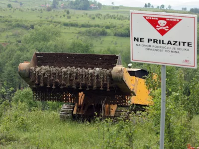 - mine - minsko polje - Karlovac 2011 - pirotehniki nadaljujejo razminiranje območja občine Josipdol - druga največja minsko onesnažena povr&scaron;ina v Karlov&scaron;ki županiji - projekt razminiranja "Plivelići-Kokani", Mednarodna ustanova - Fundacija za razminiranje in pomoč žrtvam min (ITF).  //FOTO: Luka Cjuha