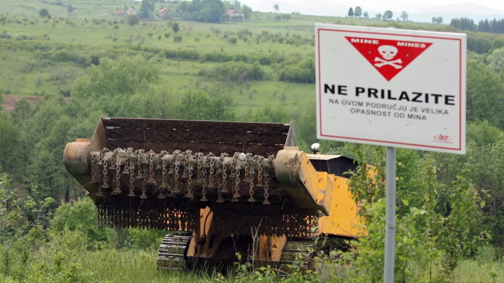 - mine - minsko polje - Karlovac 2011 - pirotehniki nadaljujejo razminiranje območja občine Josipdol - druga največja minsko onesnažena povr&scaron;ina v Karlov&scaron;ki županiji - projekt razminiranja "Plivelići-Kokani", Mednarodna ustanova - Fundacija za razminiranje in pomoč žrtvam min (ITF).  //FOTO: Luka Cjuha