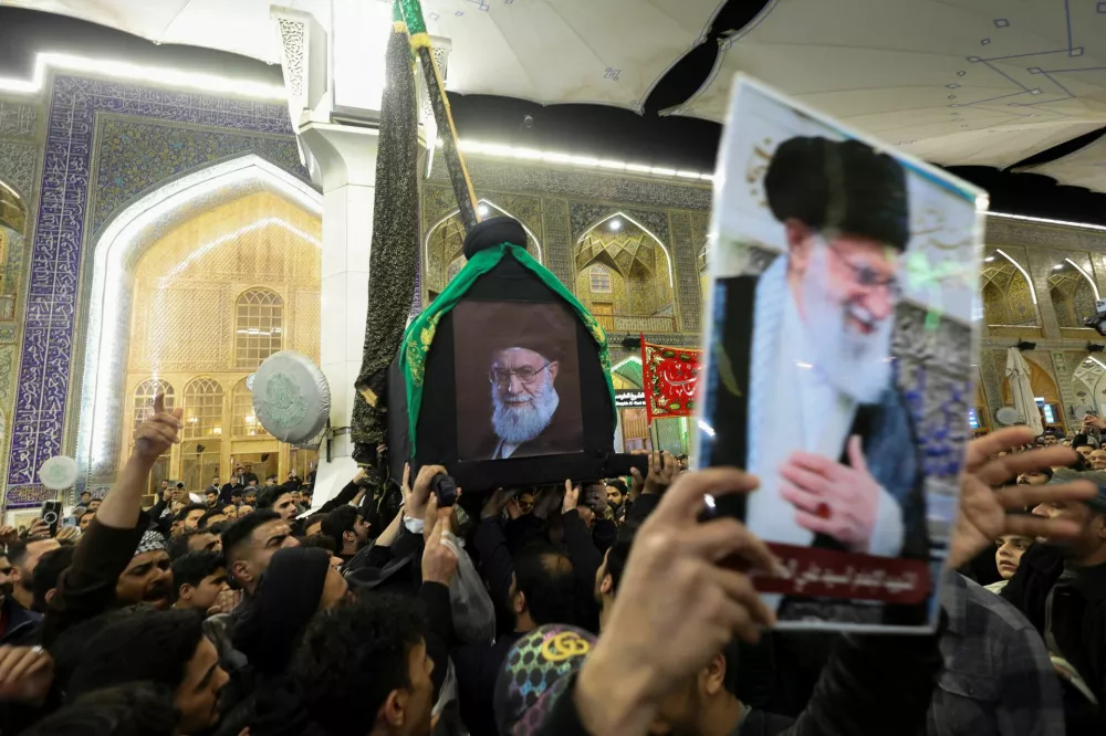 Mourners carry a coffin during a symbolic funeral procession for Iranian Supreme Leader Ayatollah Ali Khamenei, following his death in Israeli and U.S. airstrikes, amid the U.S.-Israeli conflict with Iran, in Najaf, Iraq March 3, 2026. REUTERS/Alaa Al-Marjani