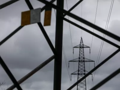 Med konkretnimi projekti in splo&scaron;nimi obljubami: kaj so načrti strank za infrastrukturo in energetiko?