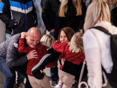 Brnik, Letalisce Jozeta Pucnika.Prihod prvih Slovencev z Bliznjega vzhoda v domovino.