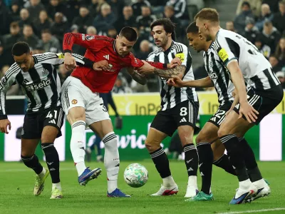 Soccer Football - Premier League - Newcastle United v Manchester United - St James' Park, Newcastle, Britain - March 4, 2026 Manchester United's Benjamin Sesko in action with Newcastle United's Jacob Ramsey and Sandro Tonali Action Images via Reuters/Lee Smith EDITORIAL USE ONLY. NO USE WITH UNAUTHORIZED AUDIO, VIDEO, DATA, FIXTURE LISTS, CLUB/LEAGUE LOGOS OR 'LIVE' SERVICES. ONLINE IN-MATCH USE LIMITED TO 120 IMAGES, NO VIDEO EMULATION. NO USE IN BETTING, GAMES OR SINGLE CLUB/LEAGUE/PLAYER PUBLICATIONS. PLEASE CONTACT YOUR ACCOUNT REPRESENTATIVE FOR FURTHER DETAILS..