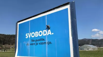 Obešen golob na plakatu Gibanja Svoboda.