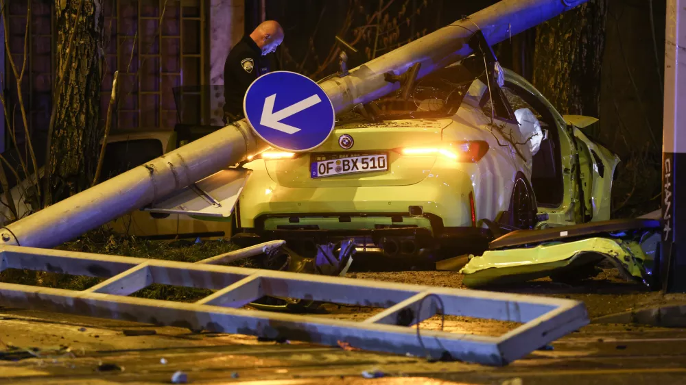 04.03.2026., Zagreb - Prometna nesreca u Dubravi s vise ozlijedjenih osoba. Vozac BMW-a stranih registracijskih oznaka izgubio je nadzor nad vozilom i udario u stup semafora koji se od siline udarca srusio. Automobil se zaustavio tek nakon sto je udario u drvo. Policijski ocevid je u tijeku. Photo: Emica Elvedji/PIXSELL