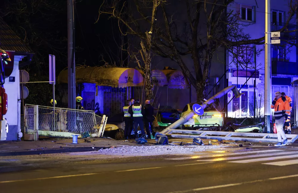 04.03.2026., Zagreb - Prometna nesreca u Dubravi s vise ozlijedjenih osoba. Vozac BMW-a stranih registracijskih oznaka izgubio je nadzor nad vozilom i udario u stup semafora koji se od siline udarca srusio. Automobil se zaustavio tek nakon sto je udario u drvo. Policijski ocevid je u tijeku. Photo: Emica Elvedji/PIXSELL