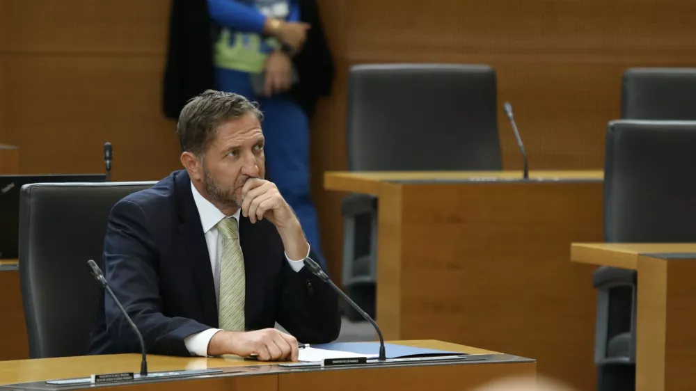 Minister za finance Klemen Bo&scaron;tjančič6.10.2025 - izredna seja DZ, na kateri bodo predstavili proračunski memorandum 2026-2027, predlog sprememb proračuna RS za leto 2026 in predlog proračuna RS za leto 2027; DZ,Foto: Luka Cjuha