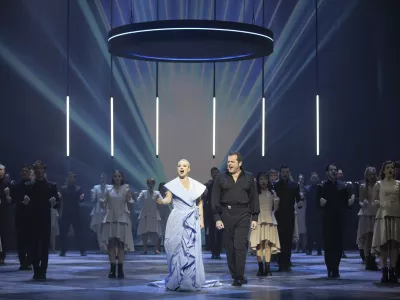 V muzikalu Evita blesti slovenska sopranistka Sabina Cvilak / Foto: Tiberiu Marta