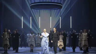 V muzikalu Evita blesti slovenska sopranistka Sabina Cvilak / Foto: Tiberiu Marta