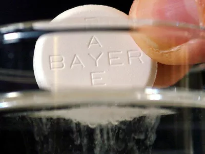 (dpa) - An Aspirin pill by pharmaceutical group Bayer is solved in a glass of water in Duesseldorf, Germany, 8 January 2004. Regular long-term use of aspirin may be associated with an increased risk of pancreatic cancer in women, research has suggested. According to the online edition of the 'Journal of the National Cancer Institute' scientists found women who regularly used the drug for more than 20 years had a 58 per cent increased risk compared to infrequent users. In the past Aspirin, and similar painkillers, have been shown to cut the risk of many types of cancer and heart disease.,Image: 72556462, License: Rights-managed, Restrictions:, Model Release: no
