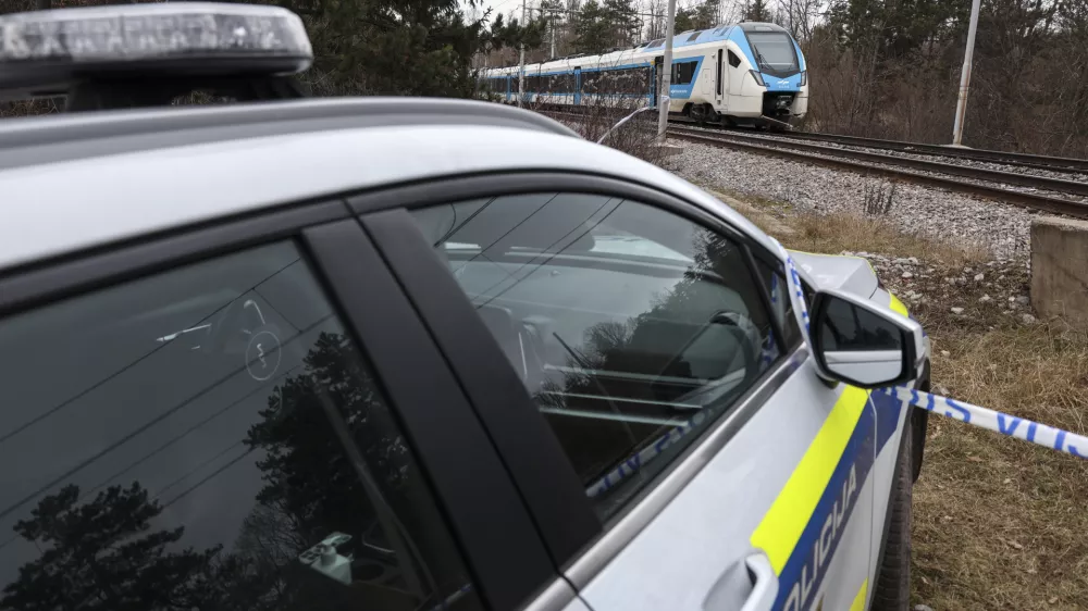 - 21.12.2023 &ndash; Postojna - železni&scaron;ka nesreča &ndash; potni&scaron;ki vlak je zbil &scaron;est delavcev Slovenskih železnic, ki so na tirih opravljali vzdrževalna dela, dve osebi sta umrli, &scaron;tirje huje po&scaron;kodovani - železni&scaron;ka proga na železni&scaron;kem prehodu Rakitnik med Prestrankom in Postojno //FOTO: Jaka Gasar