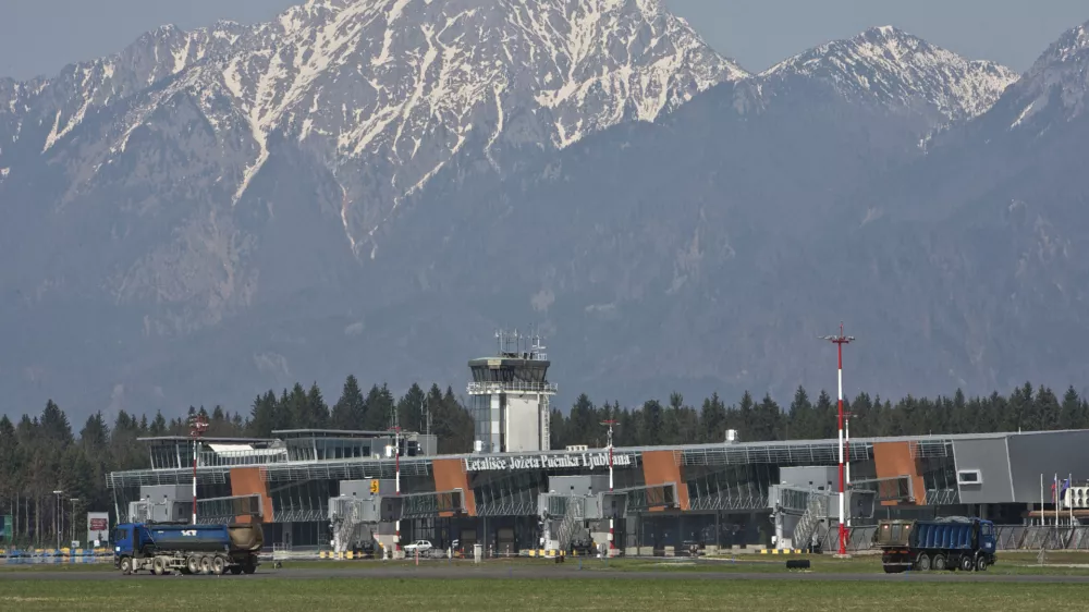 - Aerodrom Ljubljana - Letali&scaron;če Jožeta Pučnika Brnik - začasno zaprtje vzletno-pristajalne steze ljubljanskega letali&scaron;ča zaradi obnove//FOTO: Jaka Adamič 