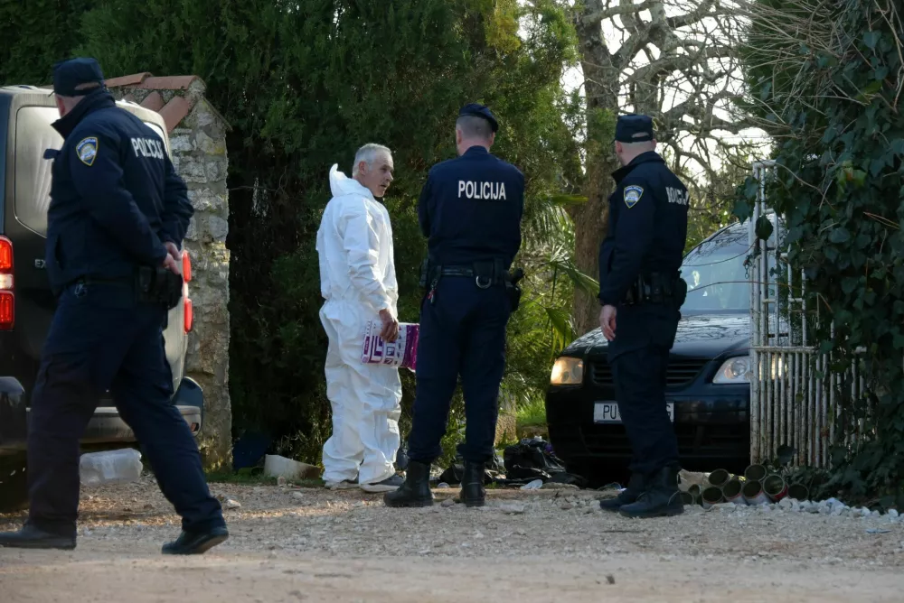 V Filipinih pri Poreču so v družinski hi&scaron;i v četrtek odkrili trupla treh oseb. 