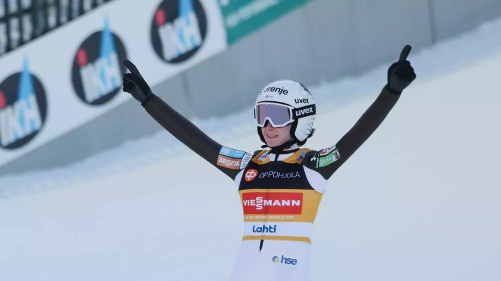 Veselje Nike Prevc po petnajsti zmage sezone in potrditvi skupne zmage za sezono 2025/26. 