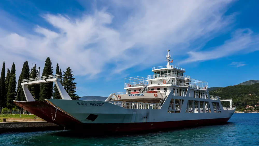 - Na poti od Herceg Novog do Svetog &Scaron;tefana.- Trajekt Kamenari - Lepetane, Črna Gora- 28.05.2025. - Reportaža o Jadranski magistrali ob 60. obletnici izgradnje in 70. obletnici začetka gradnje.- Jadranska magistrala, cesta, hrva&scaron;ka obala.OPOMBA: ZA OBJAVO V OBJEKTIVU!//FOTO: Bojan Velikonja