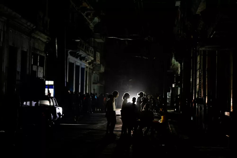 People stand on the street during a mass blackout across most of the country, in Havana, Cuba March 4, 2026. REUTERS/Norlys Perez