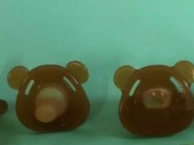 Zdravstveni inspektorat je iz prodaje umaknil izdelek komplet dud (dnevna in nocna duda) za dojencke od tretjega meseca dalje proizvajalca Nankang District Youershan Furniture Sales Department iz Kitajske. Izdelek ni skladen z dolocili uredbe o splosni varnosti proizvodov.