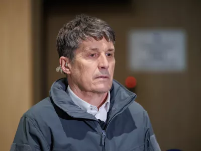 Brnik, Letalisce Jozeta Pucnika.Prihod prvih Slovencev z Bliznjega vzhoda v domovino.Minister za obrambo Borut Sajovic.