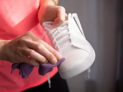 &Scaron;e posebej težko je očistiti podplate. Ponujamo re&scaron;itev. / Foto: Istock