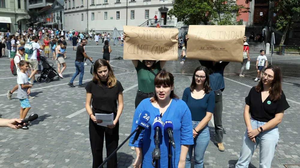 Nika Kovač, direktorica In&scaron;tituta 8. marec - 11.08.2023 &ndash; Pre&scaron;ernov trg - novinarska konferenca mednarodne zasedbe okoljskih borcev Fridays for future iz Avstrije, Nemčije in Hrva&scaron;ke ter In&scaron;tituta 8. marec, na kateri so predstavili mednarodni poziv Evropski uniji o celostni obravnavi okoljskih problemov in enakopravni obravnavi vseh držav//FOTO: Tomaž Skale