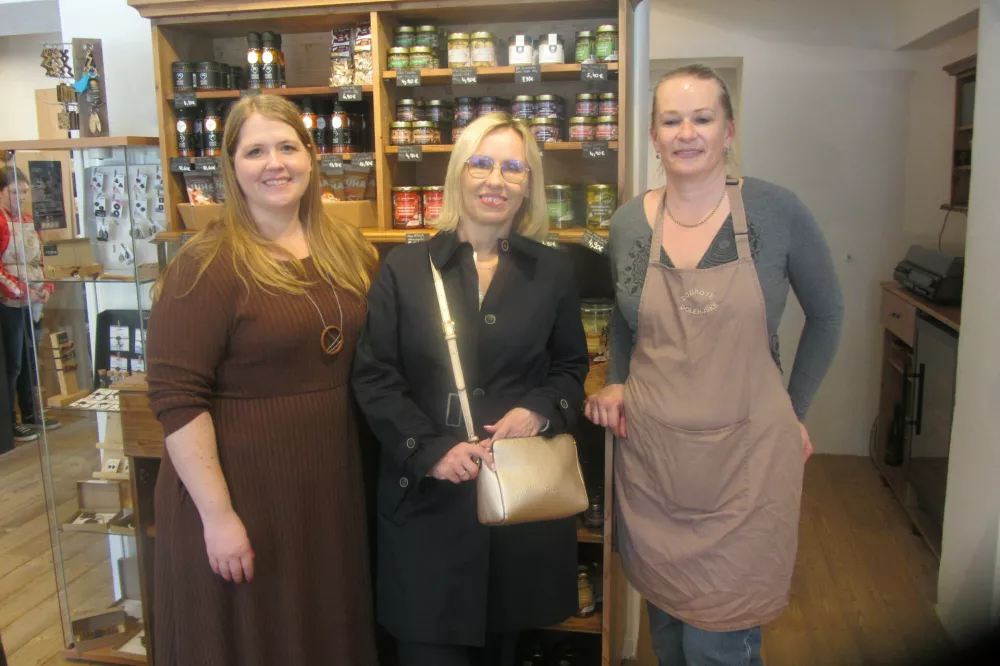 &Scaron;pela Smuk (levo), direktorica Zavoda za kulinariko in turizem Dobrote Dolenjske, županja Občine Trebnje&nbsp;Mateja Povhe, ki pravi, da želijo razvijati prepoznavno butično destinacijo in Barbara Jerov&scaron;ek, vodja projektov in turizma v zavodu.