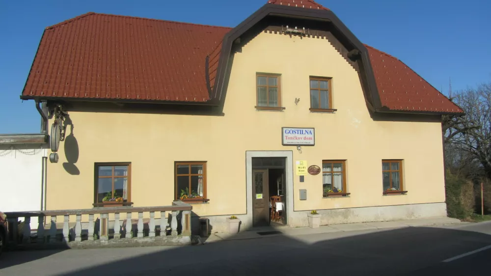 Tončkov dom, stara gostilna v Čatežu, ki bi jo na&scaron;a Dominika uvrstila naravnost na Unescov seznam kulturne dedi&scaron;čine. 