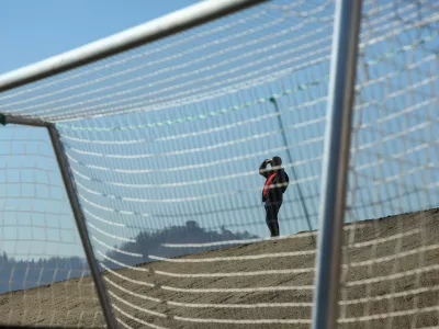 simbolična fotografija. pogled, mreža, zazrtost, radovednost.- 12.11.2015 - Nacionalni nogometni center Brdo pri Kranju - slovenska nogometna reprezentanca - trening na novem vadbenem igri&scaron;ču NNC Brdo - priprave na prvo tekmo dodatnih kvalifikacij za EP z Ukrajino v Lvivu, - kvalifikacije za EP 2016 - Nogometna zveza Slovenije (NZS) - //FOTO: Bojan Velikonja