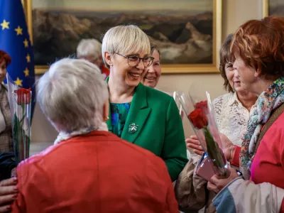 Ljubljana, predsedniska palaca.Dogodek ob mednarodnem dnevu zensk, v okviru katerega so si obiskovalke ogledale delovne in protokolarne prostore predsedniske palace ter se srecale s predsednico republike Nataso Pirc Musar.