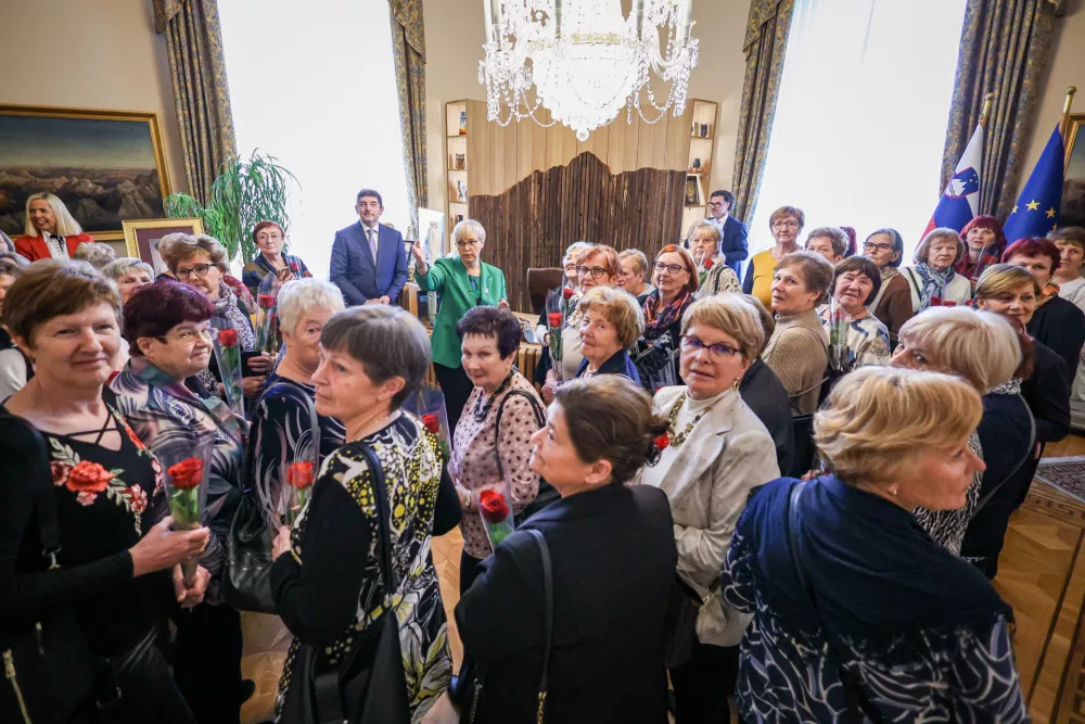 Ljubljana, predsedniska palaca.Dogodek ob mednarodnem dnevu zensk, v okviru katerega so si obiskovalke ogledale delovne in protokolarne prostore predsedniske palace ter se srecale s predsednico republike Nataso Pirc Musar.