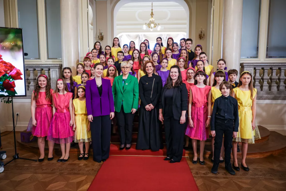 Ljubljana, predsedniska palaca.Dogodek ob mednarodnem dnevu zensk, v okviru katerega so si obiskovalke ogledale delovne in protokolarne prostore predsedniske palace ter se srecale s predsednico republike Nataso Pirc Musar.