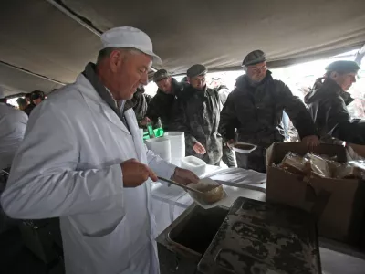 kuhanje golaža- Dan SV - Slovenska vojska 2011 - slovesnost ob 20-letnici delovanja vojske v samostojni Republiki Sloveniji - Cerklje ob Krki   FOTO; Matej Pov&scaron;e