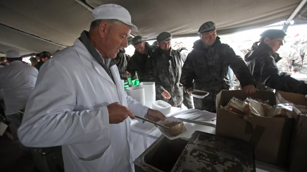 kuhanje golaža- Dan SV - Slovenska vojska 2011 - slovesnost ob 20-letnici delovanja vojske v samostojni Republiki Sloveniji - Cerklje ob Krki   FOTO; Matej Pov&scaron;e