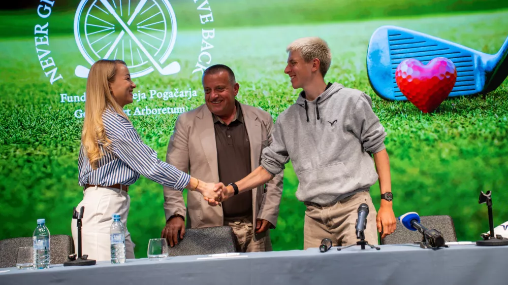 Volcji Potok, golf igrisce.Kolesar Tadej Pogacar in poslovnez Joc Pececnik sta zdruzila moci pri dobrodelnem projektu "Never give up, always give back", v katerem bodo zbirali sredstva za fundacijo Tadeja Pogacarja in ustanovo Rdeca zoga. Projekt bo potekal na prenovljenem igriscu Golf Resort Arboretum.
