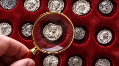 Vse se začne pri denarju. Na sliki so kovanci s podobami rimskih cesarjev. / Foto: Istock