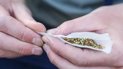 Zvijanje jointa, marihuana, kajenje marihuane, indijska konoplja- 22.04.2015 - Marihuana marš 2015 - tradicionalni shod proti prohibiciji konoplje in za liberalizacijo zakonskega področja prepovedanih drog v organizaciji Študentske organizacije Univerze v Ljubljani;  //FOTO: Bojan Velikonja