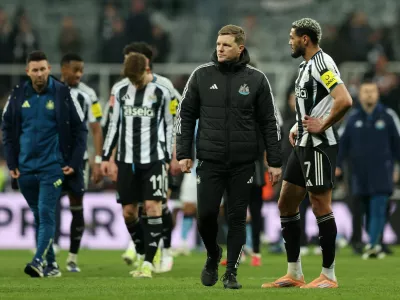 Soccer Football - FA Cup - Fifth Round - Newcastle United v Manchester City - St James' Park, Newcastle, Britain - March 7, 2026 Newcastle United's Joelinton and Newcastle United manager Eddie Howe look dejected after the match REUTERS/Scott Heppell