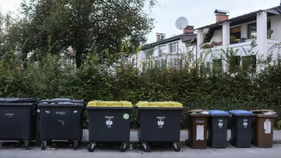 - 21.10.2014 - - urejeni prostor za ločevanje odpadkov - ločeno zbiranje smeti, ekološki otok - smetnjak - kontejner - zabojnik - odpadki - -    //FOTO: Jaka Gasar