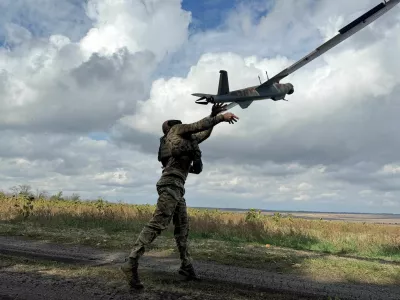 FILE PHOTO: A serviceman of the 59th Separate Assault Brigade of Unmanned Systems named after Yakov Handziuk of the Armed Forces of Ukraine, launches a reconnaissance drone, amid Russia's attack on Ukraine, near the frontline town of Pokrovsk in Donetsk region, Ukraine October 6, 2025. REUTERS/Stringer/File Photo