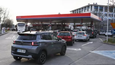 09.03.2026. - Povečan promet na črpalki Petrol na Tržaški cesti v Ljubljani pred podražitvijo goriv zaradi vojne na Bližnjem Vzhodu. Foto: Bojan Velikonja
