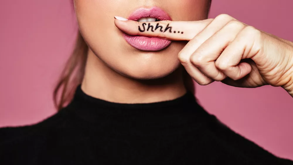 Ko zaposleni molčijo o pomembnih vpra&scaron;anjih, ki vplivajo na organizacijo, postane ti&scaron;ina zlove&scaron;ča in nevarna